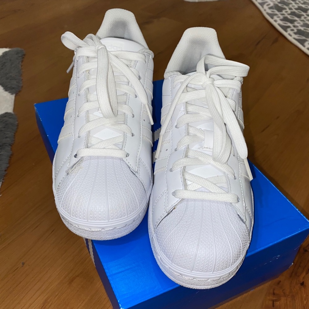 White Shelltoe Adidas. - Picture 4 of 4